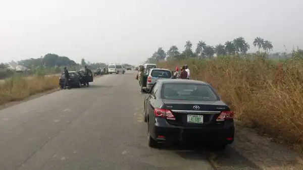 Ongoing Armed Robbery Operation Along Asaba-Ughelli Highway, Passengers Abandon Vehicles. Photos